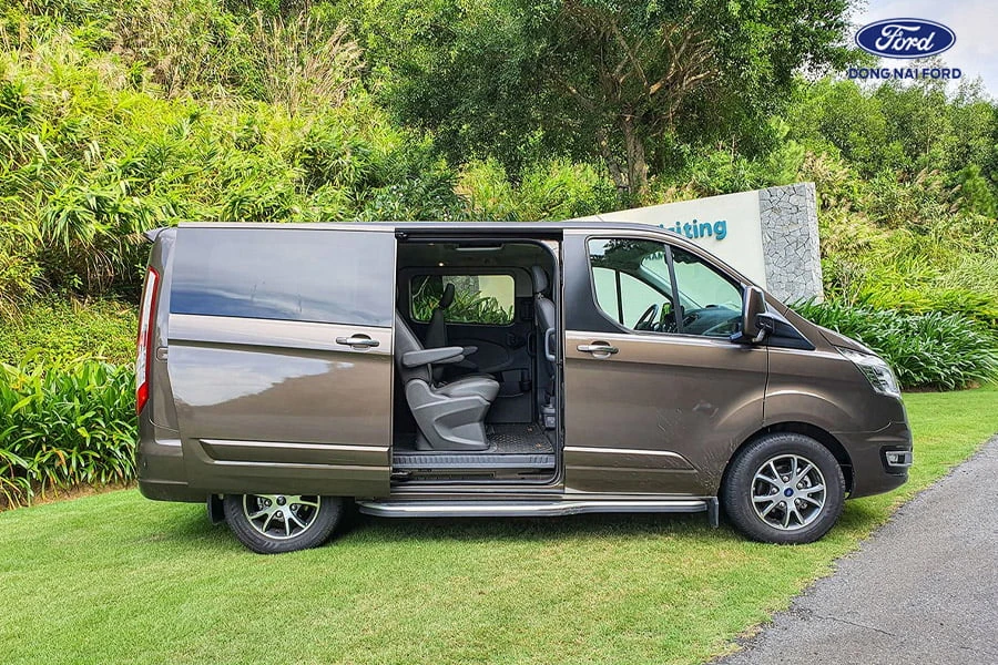 cua-truot-xe-ford-tourneo-hien-dai