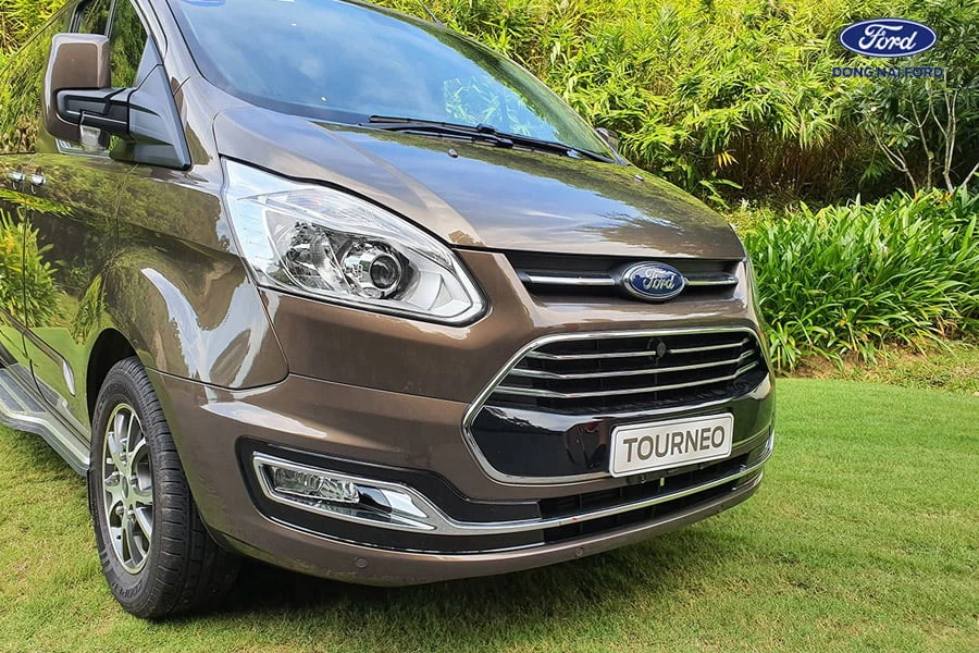 den-led-ford-tourneo-hien-dai