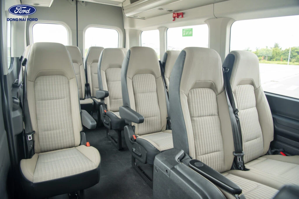 Không gian bên trong xe Transit 16 chỗ 