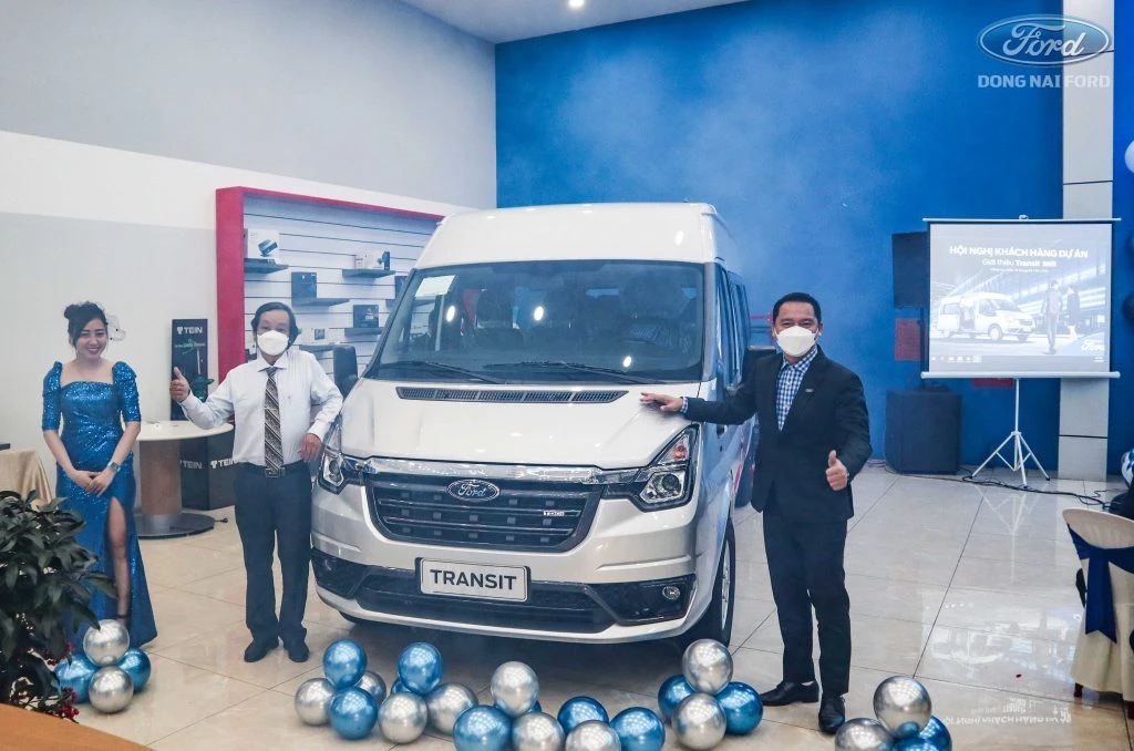sieu-xe-ford-transit-2022-an-tuong