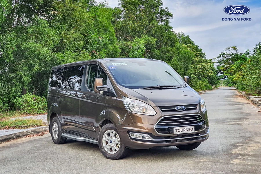ngoai-that-ford-tourneo-tphcm