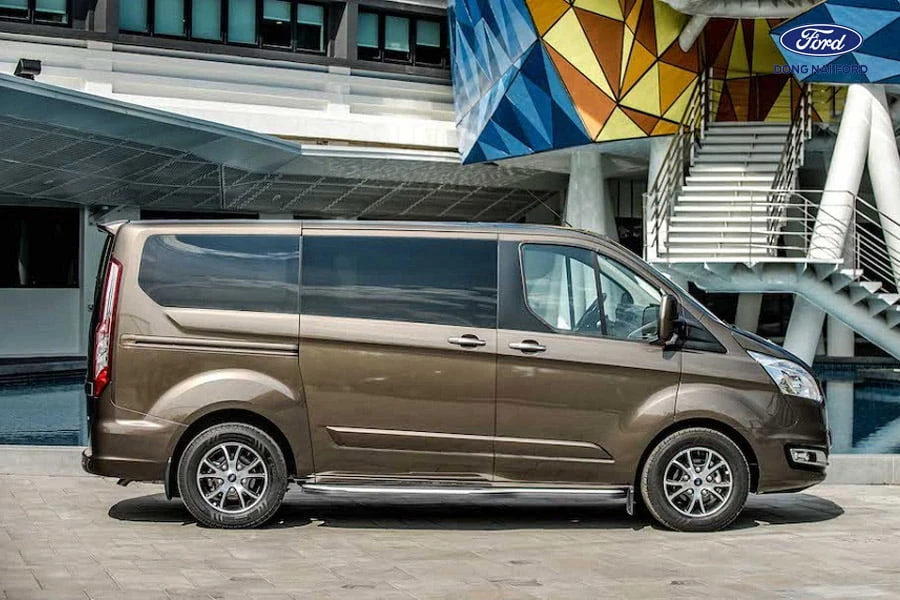 phan-hong-xe-ford-tourneo-cao-cap