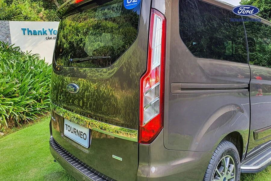 phia-sau-xe-ford-tourneo