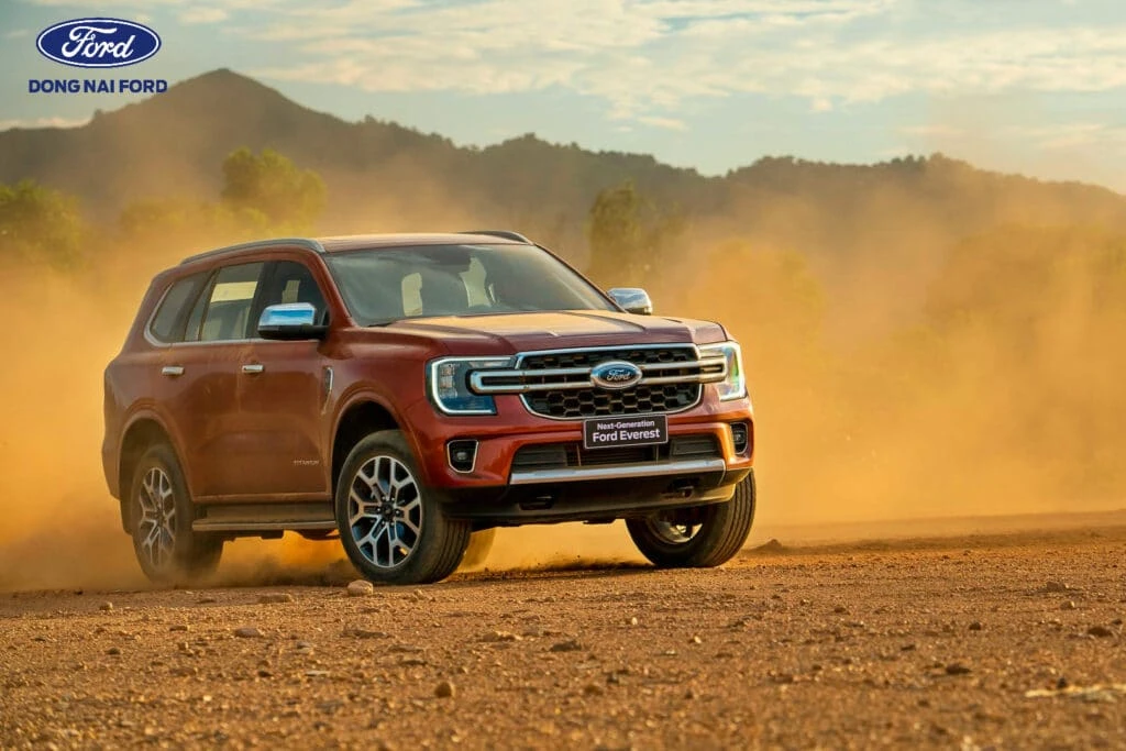 Thông tin về giá xe Ford Titanium 7 chỗ